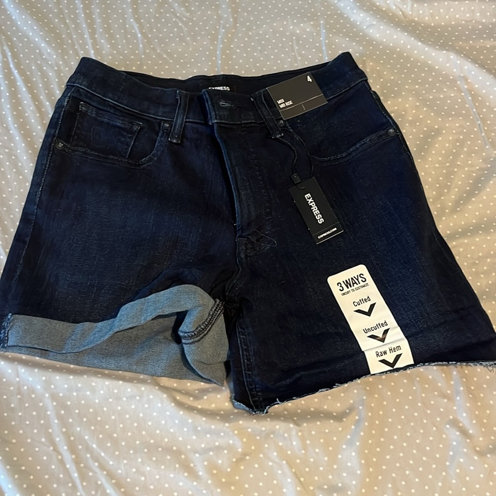 Express Shorts - Picture 2 of 3